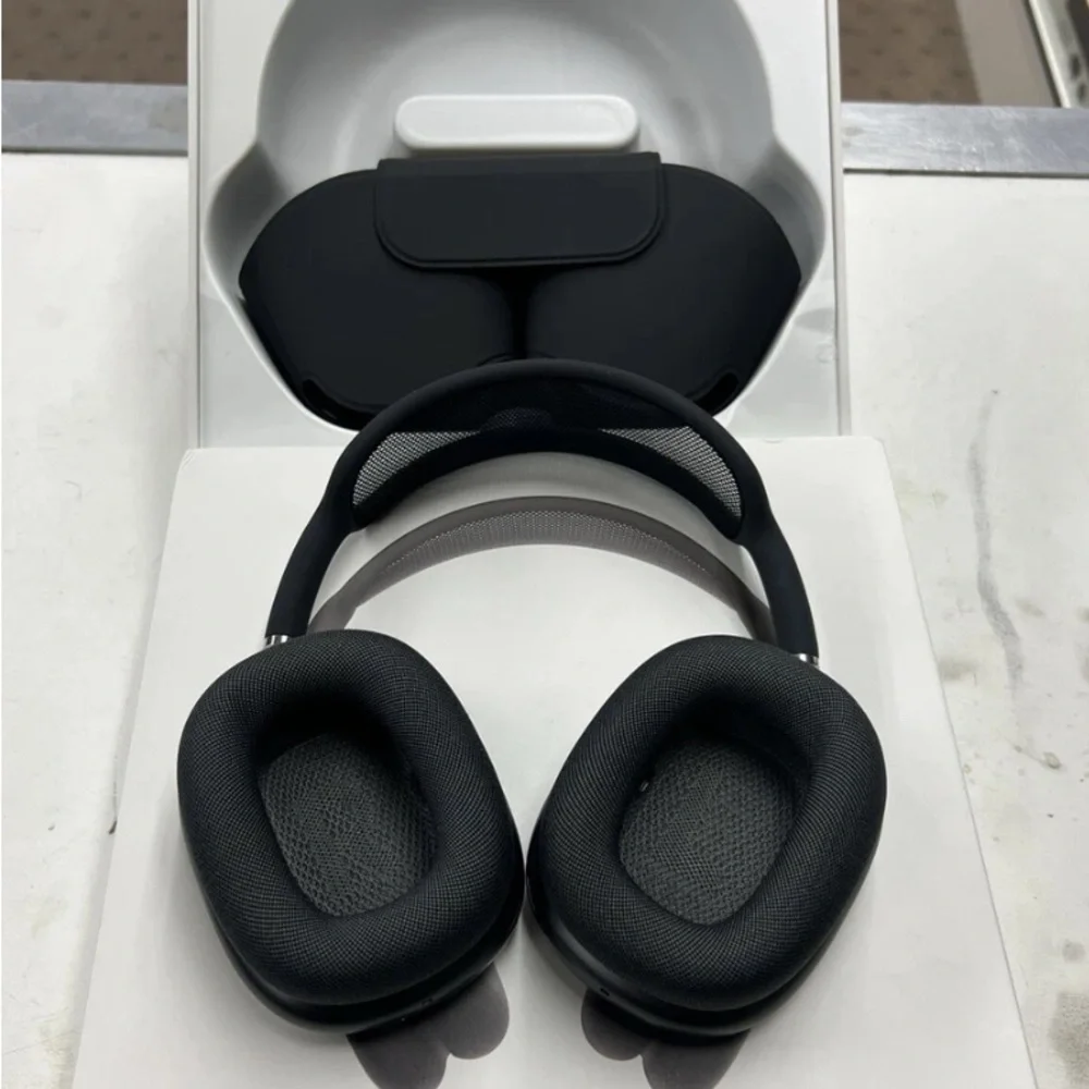 Apple Black VR Headset with Adjustable Straps and Cushioned Padding